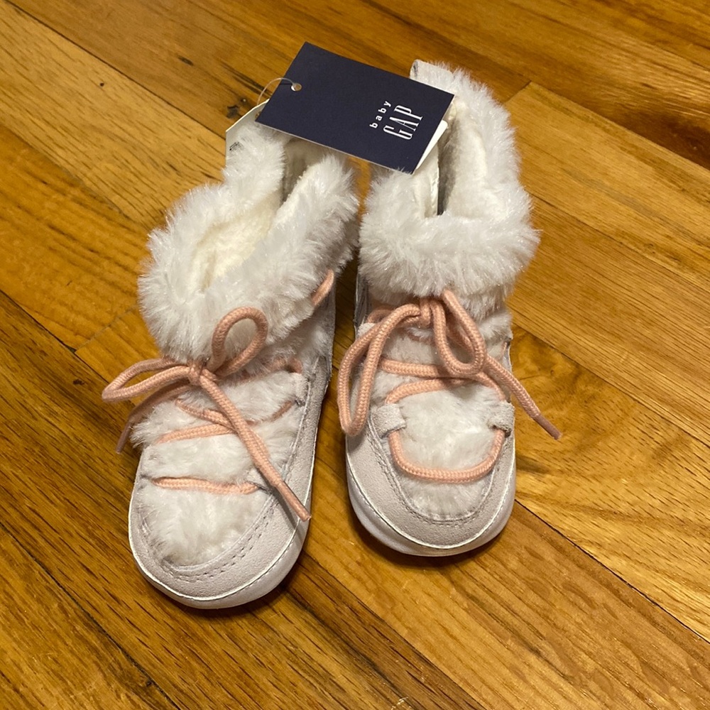 🆕 NWT The Gap Toddler suede booties 6-12m